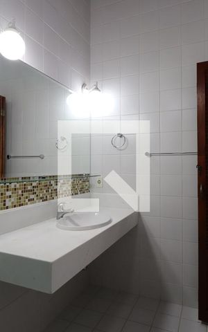 Casa à venda com 472m², 4 quartos e 5 vagasBanheiro da Suíte 1