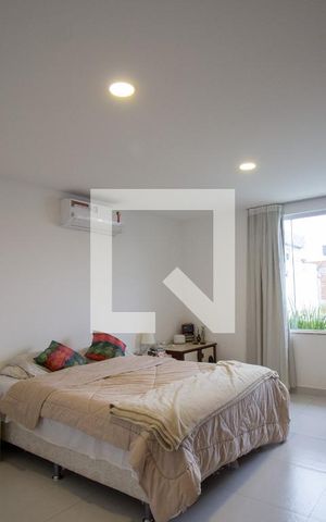 Casa de condomínio à venda com 350m², 4 quartos e 3 vagas Casa de condomínio à venda com 350m², 4 quartos e 3 vagasSuíte