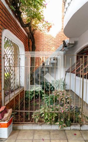 Casa à venda com 227m², 6 quartos e 2 vagas Casa à venda com 227m², 6 quartos e 2 vagasJardim
