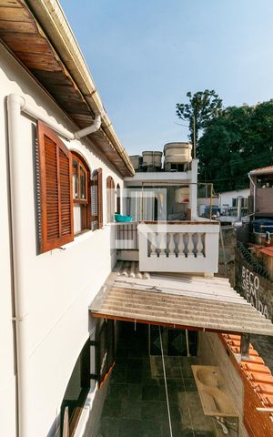 Casa à venda com 227m², 6 quartos e 2 vagas Casa à venda com 227m², 6 quartos e 2 vagasVista