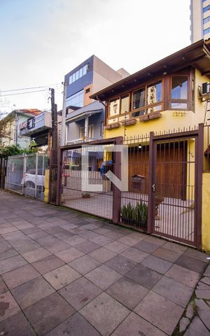 Casa à venda com 360m², 3 quartos e 2 vagas Casa à venda com 360m², 3 quartos e 2 vagasFachada