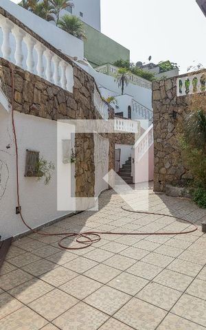 Casa à venda com 280m², 4 quartos e 6 vagas Casa à venda com 280m², 4 quartos e 6 vagasQuintal