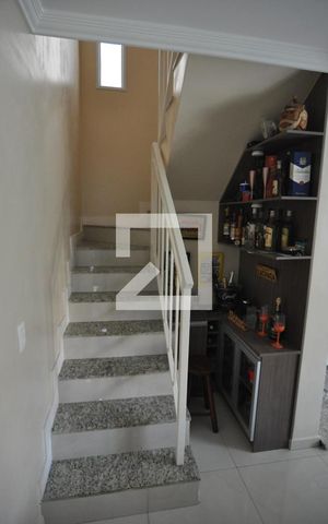 Casa à venda com 247m², 4 quartos e 4 vagasEscada de Acesso ao Segundo Andar