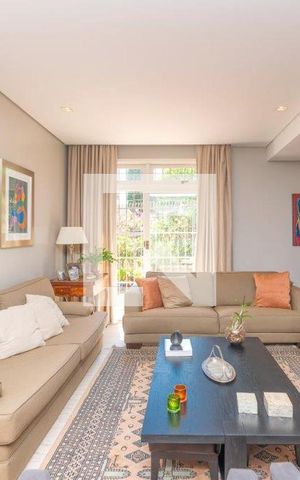 Casa à venda com 350m², 4 quartos e 4 vagas Casa à venda com 350m², 4 quartos e 4 vagasSala