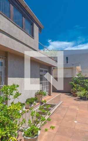 Casa à venda com 350m², 4 quartos e 4 vagas Casa à venda com 350m², 4 quartos e 4 vagasJardim/Quintal