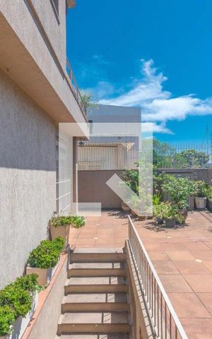 Casa à venda com 350m², 4 quartos e 4 vagas Casa à venda com 350m², 4 quartos e 4 vagasJardim/Quintal