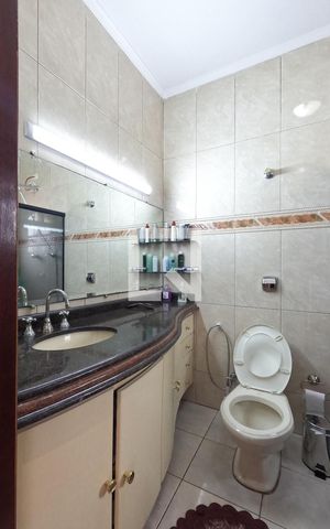 Casa à venda com 404m², 5 quartos e 4 vagasBanheiro da Suíte 1