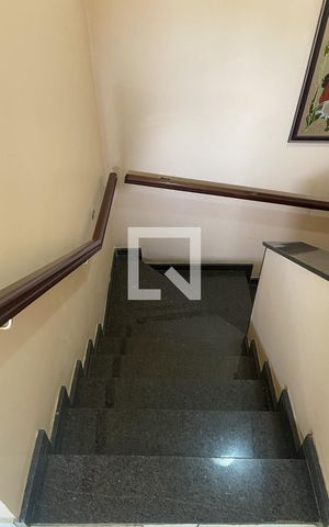Casa à venda com 404m², 5 quartos e 4 vagasEscada 
