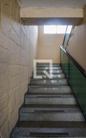 Casa à venda com 500m², 7 quartos e sem vaga Casa à venda com 500m², 7 quartos e sem vagaEscada