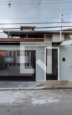 Casa à venda com 370m², 5 quartos e 2 vagas Casa à venda com 370m², 5 quartos e 2 vagasFachada