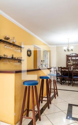 Casa à venda com 370m², 5 quartos e 2 vagas Casa à venda com 370m², 5 quartos e 2 vagasSala de Jantar e TV
