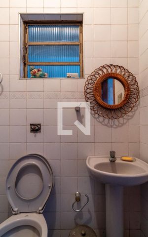 Casa à venda com 370m², 5 quartos e 2 vagas Casa à venda com 370m², 5 quartos e 2 vagasBanheiro Externo