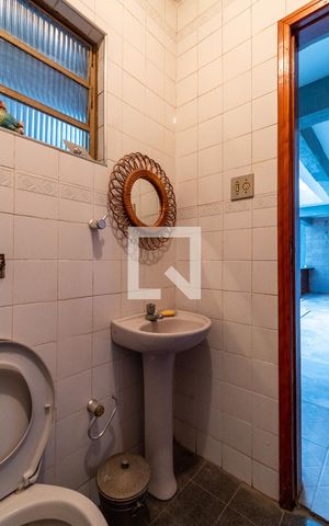 Casa à venda com 370m², 5 quartos e 2 vagas Casa à venda com 370m², 5 quartos e 2 vagasBanheiro Externo