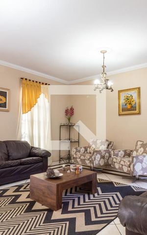 Casa à venda com 370m², 5 quartos e 2 vagas Casa à venda com 370m², 5 quartos e 2 vagasSala de Estar