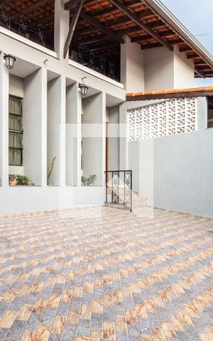 Casa à venda com 370m², 5 quartos e 2 vagas Casa à venda com 370m², 5 quartos e 2 vagasGaragem