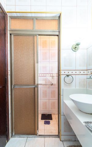 Casa à venda com 370m², 5 quartos e 2 vagas Casa à venda com 370m², 5 quartos e 2 vagasBanheiro Inferior