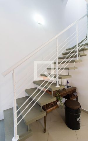 Casa de condomínio para alugar com 90m², 2 quartos e 2 vagas Casa de condomínio para alugar com 90m², 2 quartos e 2 vagasEscadas