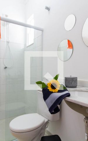 Casa de condomínio para alugar com 90m², 2 quartos e 2 vagas Casa de condomínio para alugar com 90m², 2 quartos e 2 vagasBanheiro