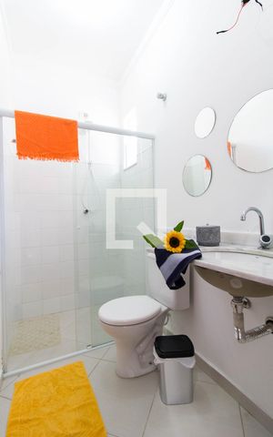 Casa de condomínio para alugar com 90m², 2 quartos e 2 vagas Casa de condomínio para alugar com 90m², 2 quartos e 2 vagasBanheiro