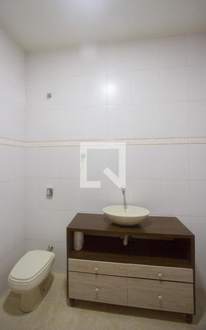 Casa à venda com 200m², 3 quartos e 2 vagasBanheiro