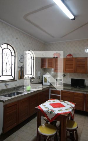 Casa para alugar com 342m², 5 quartos e 4 vagasCozinha