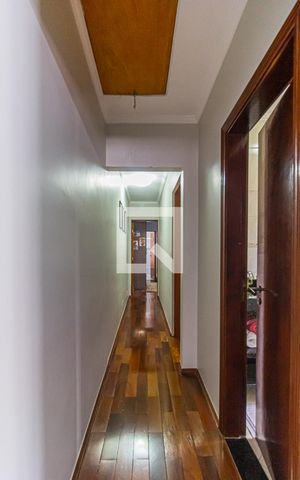 Casa à venda com 300m², 3 quartos e 2 vagas Casa à venda com 300m², 3 quartos e 2 vagasCorredor Dormitórios