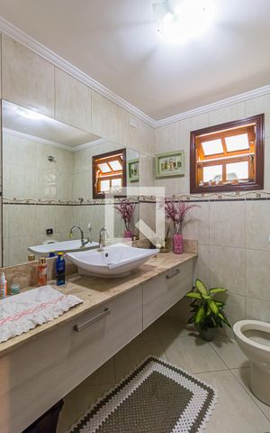 Casa à venda com 300m², 3 quartos e 2 vagas Casa à venda com 300m², 3 quartos e 2 vagasLavabo