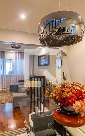 Casa à venda com 300m², 3 quartos e 2 vagas Casa à venda com 300m², 3 quartos e 2 vagasSala