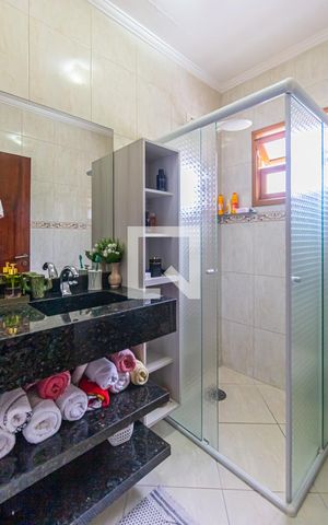 Casa à venda com 300m², 3 quartos e 2 vagas Casa à venda com 300m², 3 quartos e 2 vagasBanheiro