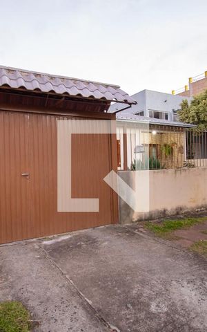 Casa à venda com 270m², 3 quartos e 3 vagas Casa à venda com 270m², 3 quartos e 3 vagasFachada