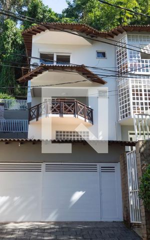 Casa à venda com 370m², 4 quartos e 2 vagas Casa à venda com 370m², 4 quartos e 2 vagasFachada