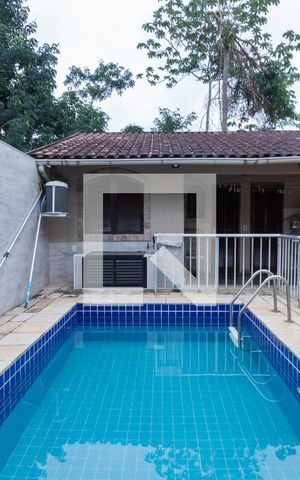 Casa de condomínio à venda com 200m², 4 quartos e 3 vagasPiscina