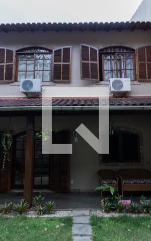 Casa de condomínio à venda com 200m², 4 quartos e 3 vagasFachada