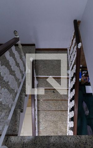 Casa de condomínio à venda com 200m², 4 quartos e 3 vagasEscada