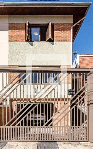 Casa à venda com 198m², 3 quartos e 3 vagas Casa à venda com 198m², 3 quartos e 3 vagasFachada
