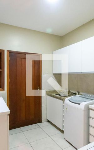 Casa de condomínio à venda com 284m², 5 quartos e 4 vagas Casa de condomínio à venda com 284m², 5 quartos e 4 vagasÁrea de Serviço