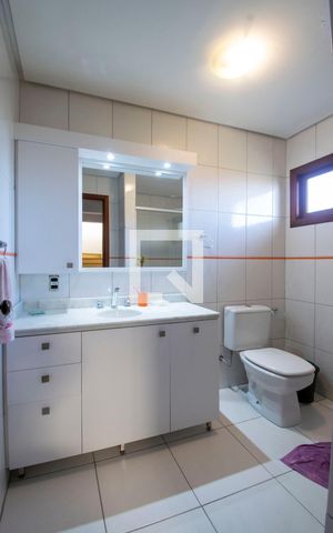 Casa de condomínio à venda com 284m², 5 quartos e 4 vagas Casa de condomínio à venda com 284m², 5 quartos e 4 vagasBanheiro Social