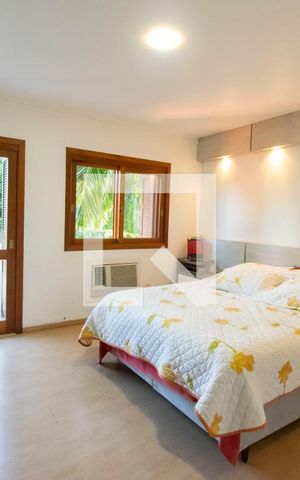 Casa de condomínio à venda com 284m², 5 quartos e 4 vagas Casa de condomínio à venda com 284m², 5 quartos e 4 vagasSuíte