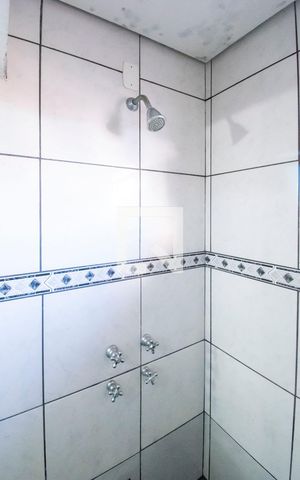 Casa de condomínio à venda com 284m², 5 quartos e 4 vagas Casa de condomínio à venda com 284m², 5 quartos e 4 vagasBanheiro da Suíte