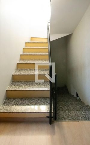 Casa de condomínio à venda com 284m², 5 quartos e 4 vagas Casa de condomínio à venda com 284m², 5 quartos e 4 vagasEscada