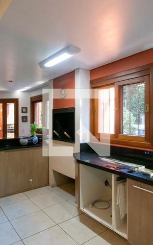 Casa de condomínio à venda com 284m², 5 quartos e 4 vagas Casa de condomínio à venda com 284m², 5 quartos e 4 vagasCozinha