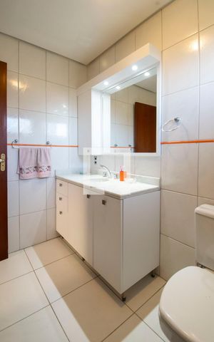 Casa de condomínio à venda com 284m², 5 quartos e 4 vagas Casa de condomínio à venda com 284m², 5 quartos e 4 vagasBanheiro Social