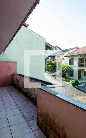 Casa de condomínio à venda com 284m², 5 quartos e 4 vagas Casa de condomínio à venda com 284m², 5 quartos e 4 vagasSacada