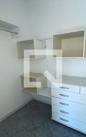Casa de condomínio para alugar com 290m², 4 quartos e 2 vagas Casa de condomínio para alugar com 290m², 4 quartos e 2 vagasCloset da suíte