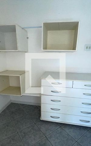 Casa de condomínio para alugar com 290m², 4 quartos e 2 vagas Casa de condomínio para alugar com 290m², 4 quartos e 2 vagasCloset da suíte