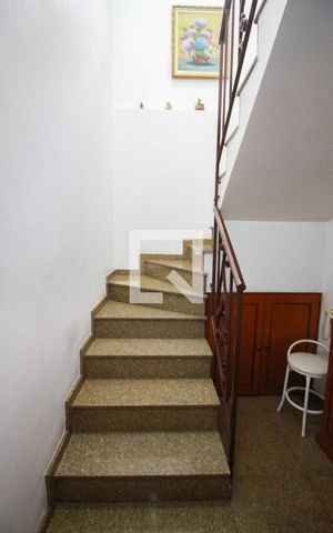 Casa à venda com 400m², 4 quartos e 8 vagasescada acesso quartos
