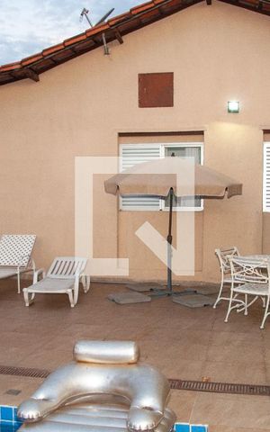 Casa à venda com 220m², 3 quartos e 3 vagas Casa à venda com 220m², 3 quartos e 3 vagasÁrea comum - Piscina