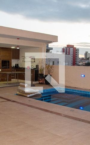 Casa à venda com 220m², 3 quartos e 3 vagas Casa à venda com 220m², 3 quartos e 3 vagasÁrea comum - Piscina