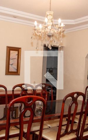 Casa à venda com 220m², 3 quartos e 3 vagas Casa à venda com 220m², 3 quartos e 3 vagasSala