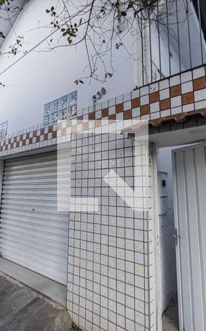 Casa à venda com 180m², 2 quartos e 3 vagas Casa à venda com 180m², 2 quartos e 3 vagasFachada